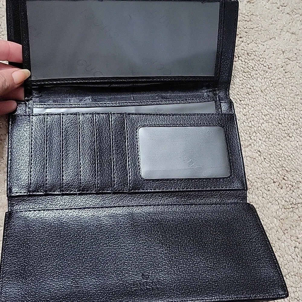 Gucci Black Wallet with Red Stripe and Silver Emblem - Picture 4 of 7